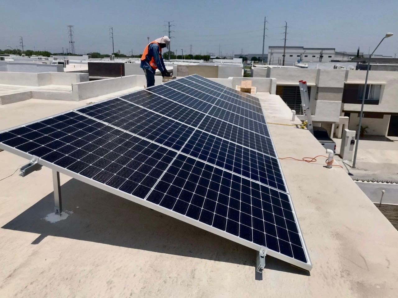 Técnico certificado EnerB instalando sistema solar residencial de 6 kW en Celaya, Guanajuato